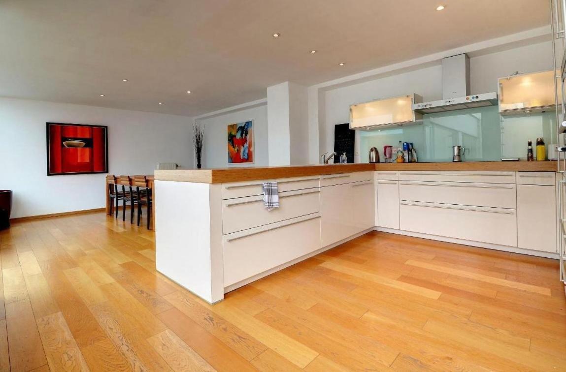 Down Town Spacious Duplex With Private Parking & Game Room Bruselas Exterior foto
