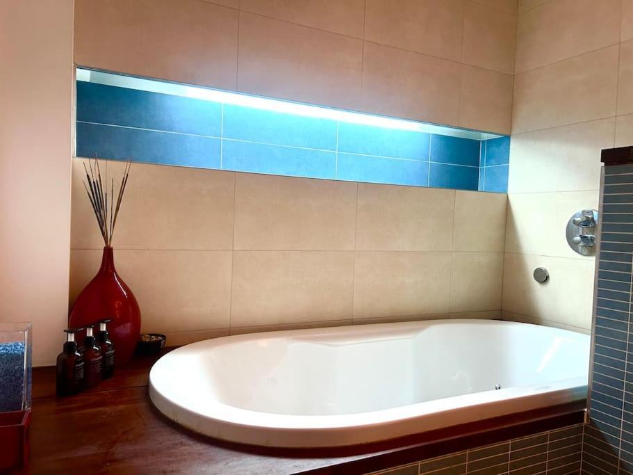 Down Town Spacious Duplex With Private Parking & Game Room Bruselas Exterior foto