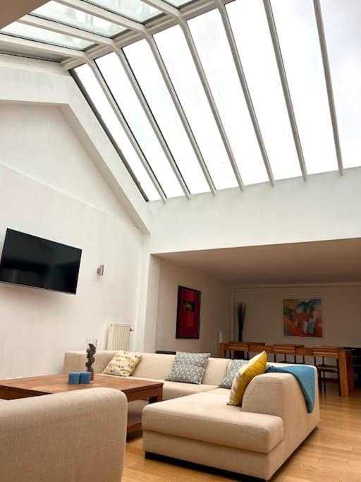 Down Town Spacious Duplex With Private Parking & Game Room Bruselas Exterior foto
