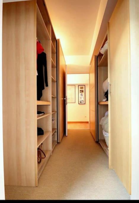 Down Town Spacious Duplex With Private Parking & Game Room Bruselas Exterior foto