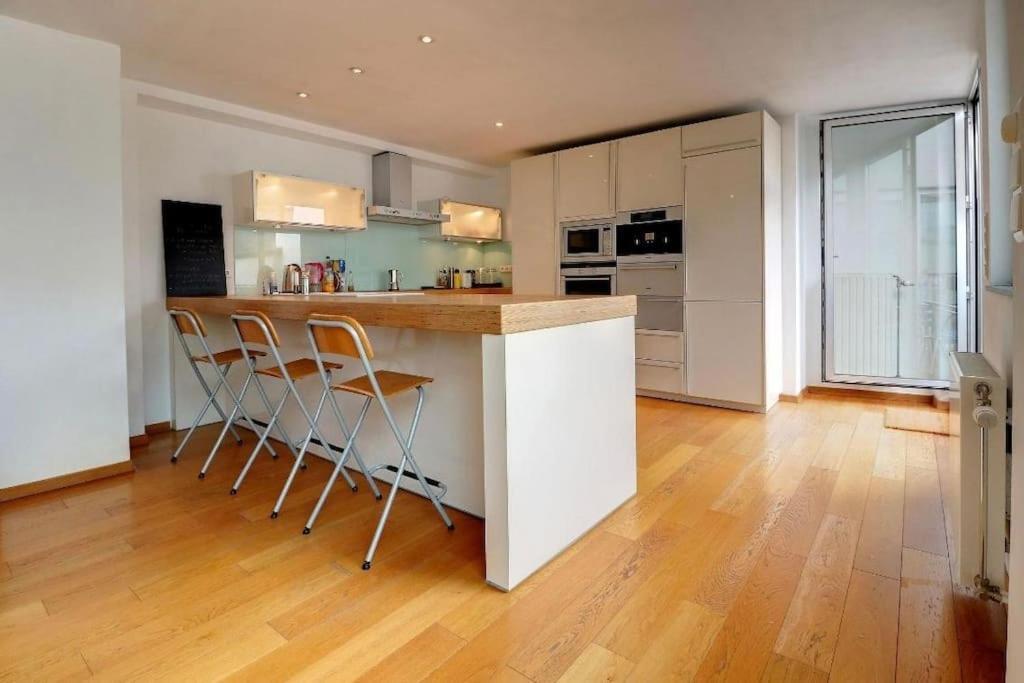 Down Town Spacious Duplex With Private Parking & Game Room Bruselas Exterior foto